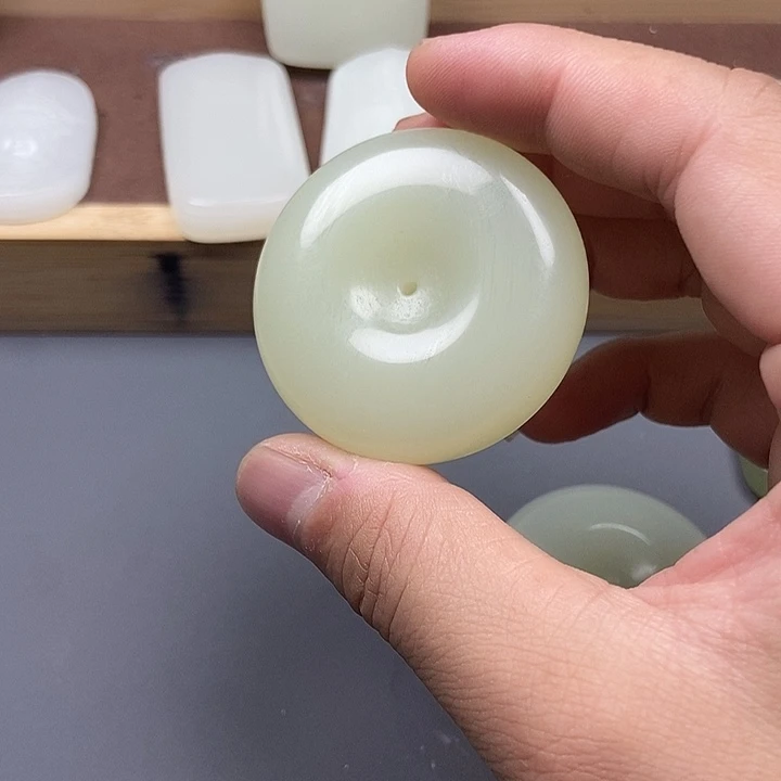 覃***少颈饰未镶嵌和田玉