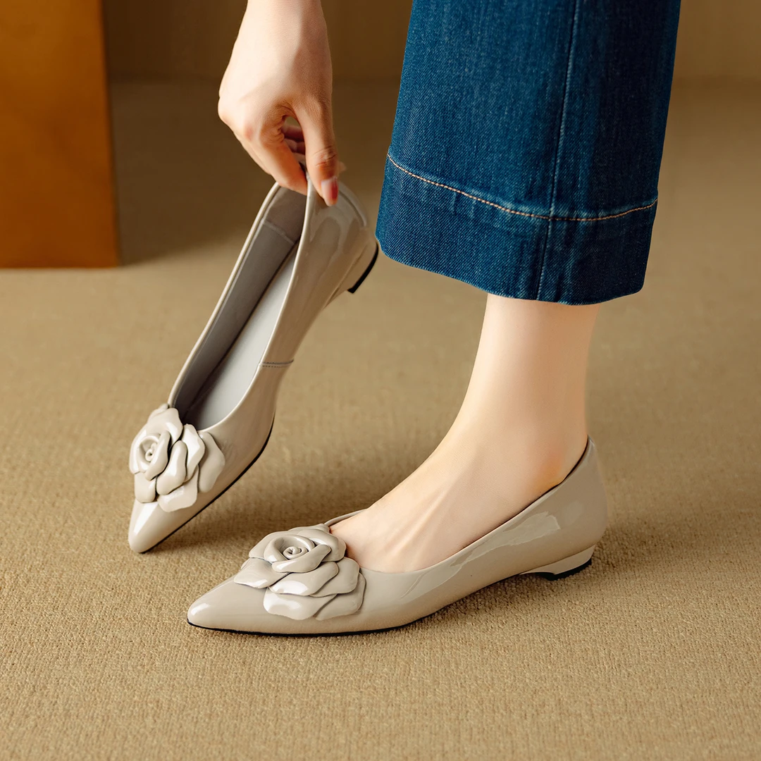 法式羊漆皮尖头低跟单鞋女春秋新款气质花朵优雅职场低跟小皮鞋子