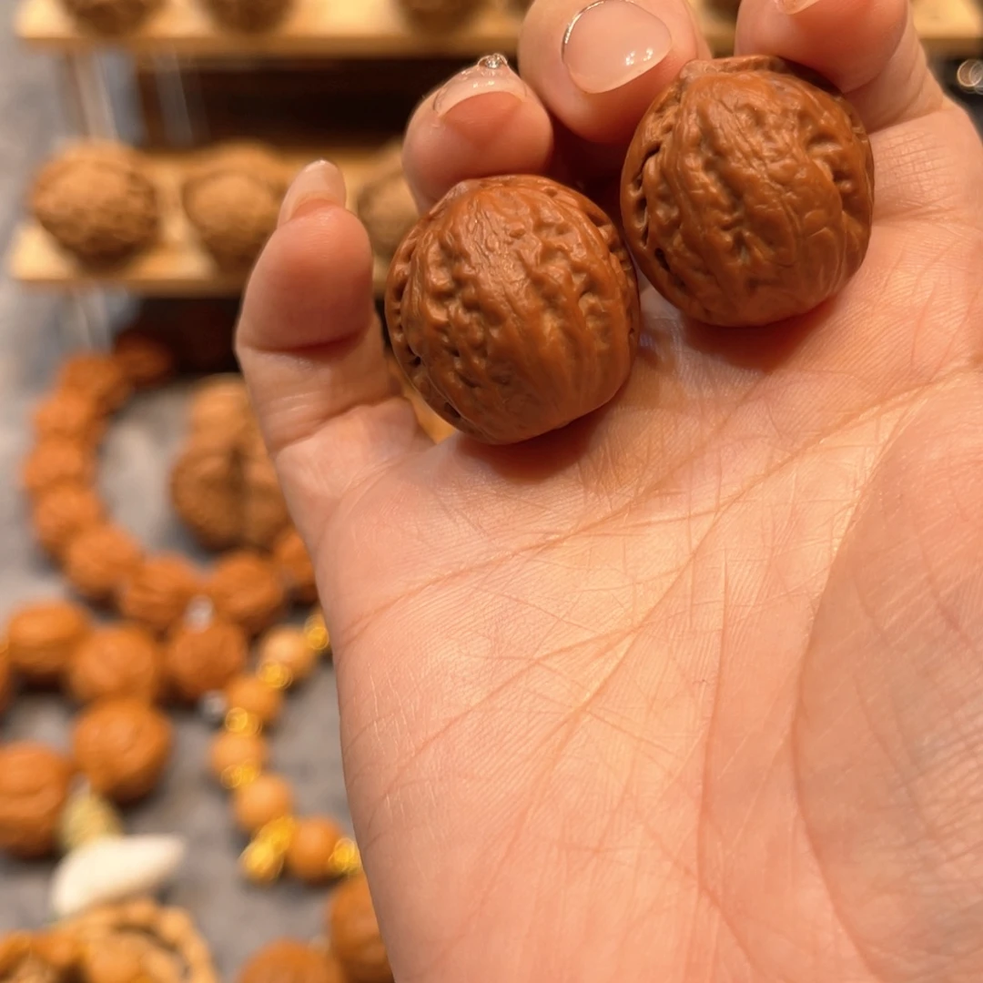 文玩核桃把件红皮绣球