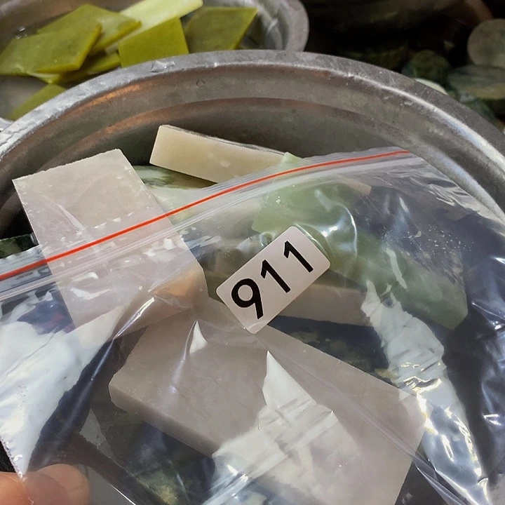 蛇纹石玉未镶嵌珠宝半成品梵*?