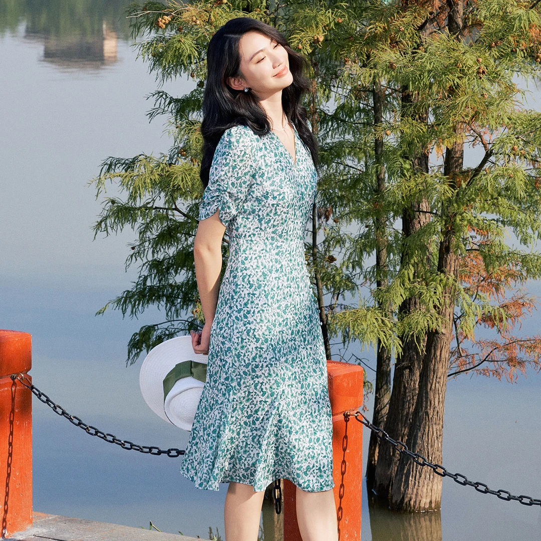【安雅专属】歌蒂诗夏季专柜新款V领蓝色碎花显瘦连衣裙1E24L1245