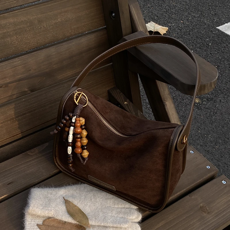 网红麂皮绒潮流包包女款爆款2025新款上班单肩包高级感小众斜挎包