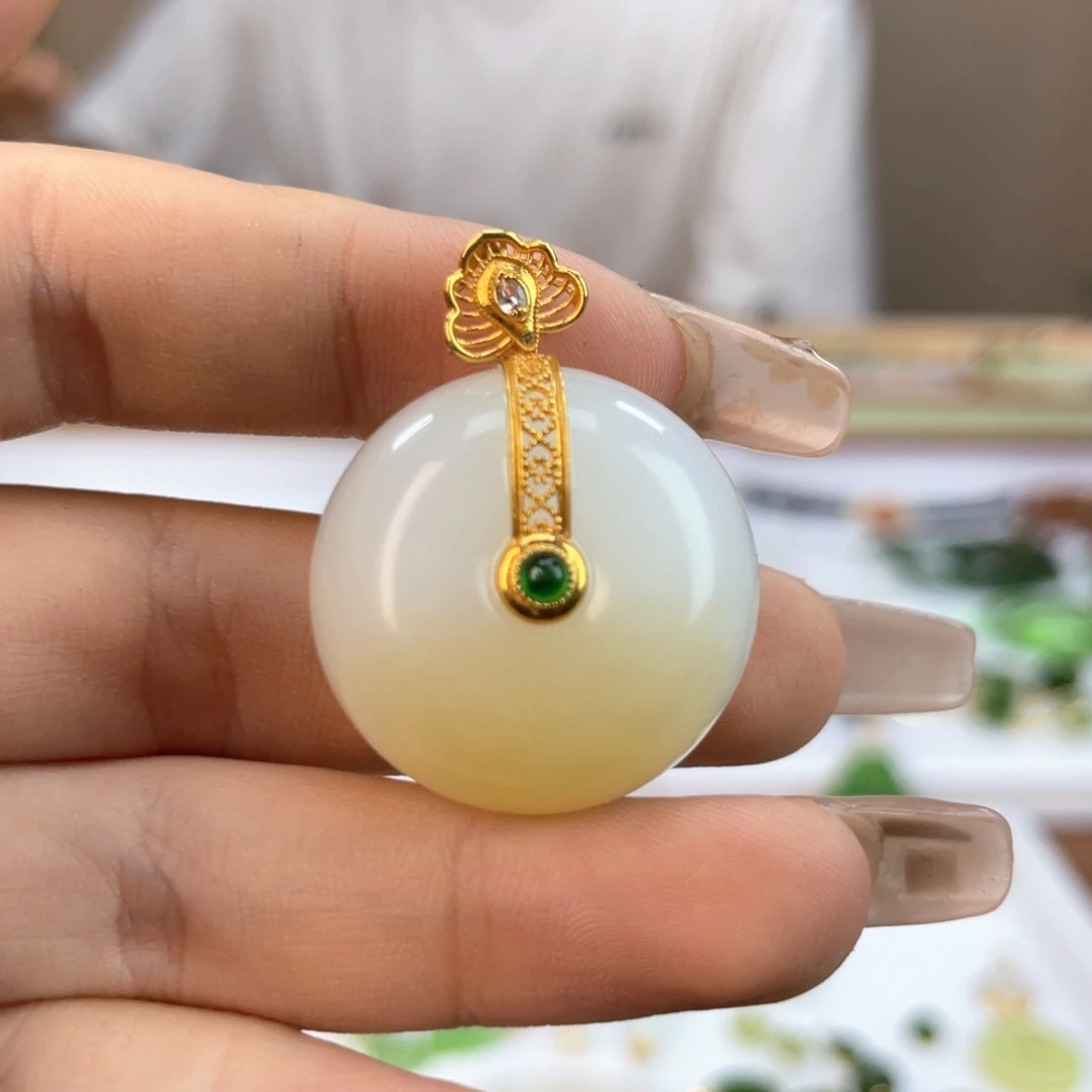 颈饰18K金镶嵌和田玉