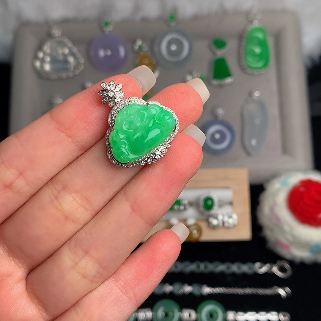 颈饰18K金镶嵌翡翠