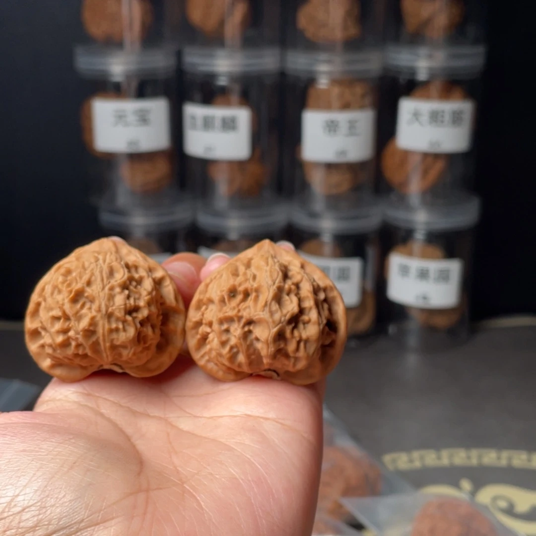 劉***.文玩核桃吊坠全品40宫灯