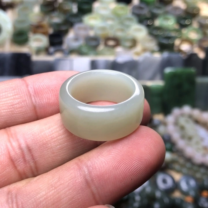 芥***米和田玉未镶嵌颈饰