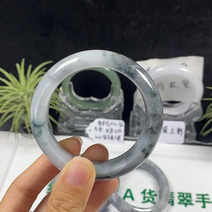未镶嵌手镯翡翠48号。 52.8圈