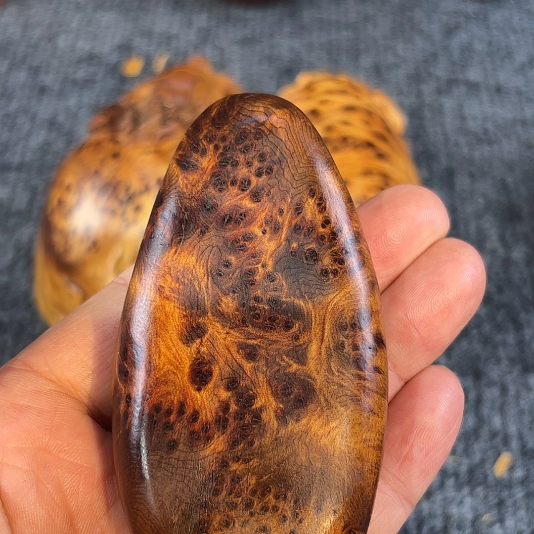 崖柏太行崖柏雷击木，黑金刚瘤花手把件