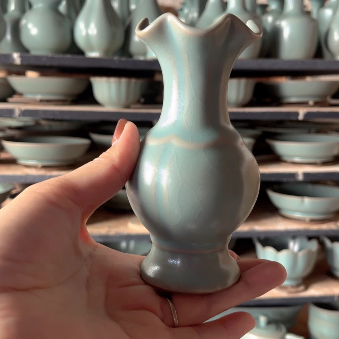 仿古釉水荷口瓶精品