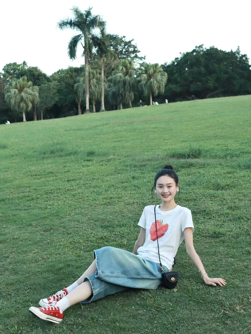 2025年夏季新款韩系简约草莓印花烫钻圆领短袖T恤复古七分牛仔裤