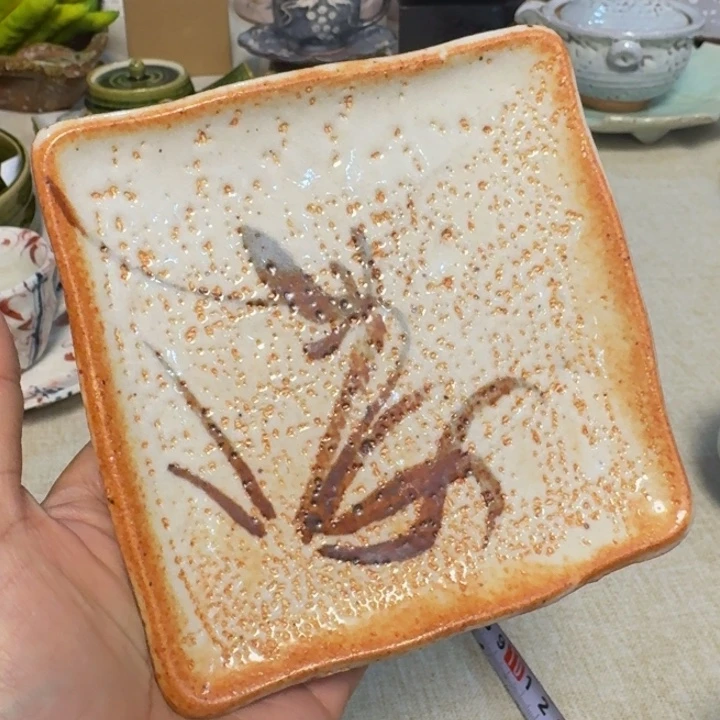 陶泥一个碟子微瑕的