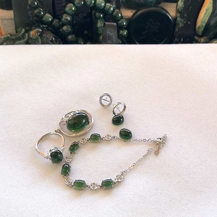 越***9蛇纹石玉未镶嵌颈饰