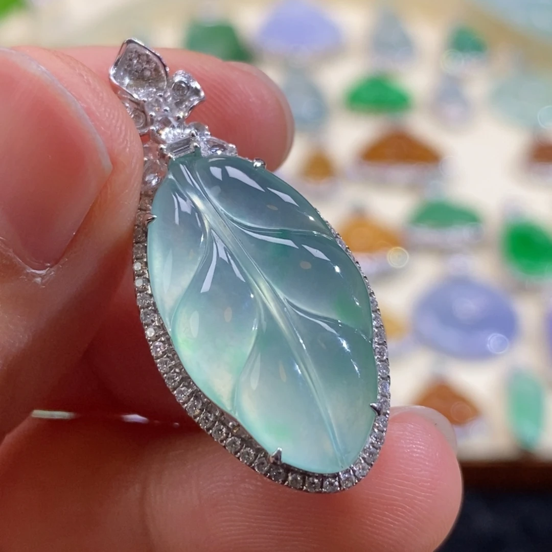 翡翠18K金镶嵌颈饰