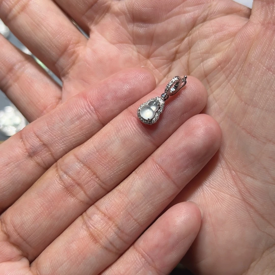 爱***-颈饰18K金镶嵌翡翠