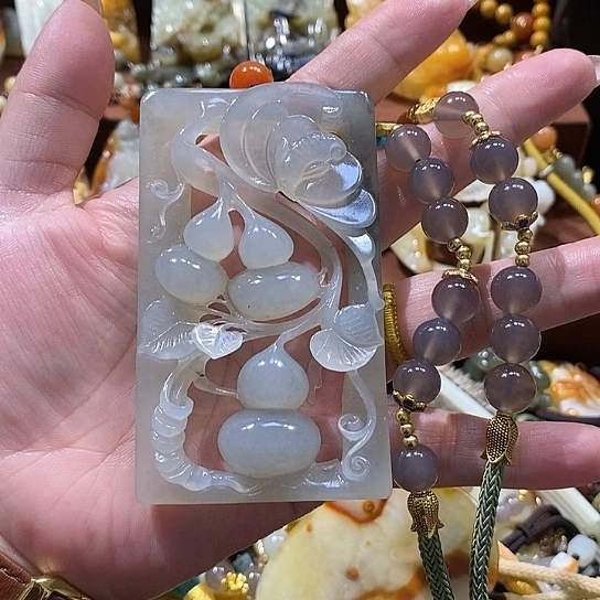 荔****蛇纹石玉未镶嵌颈饰