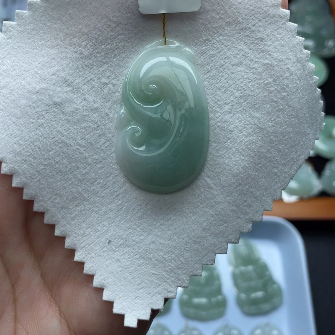 翡翠未镶嵌颈饰如意