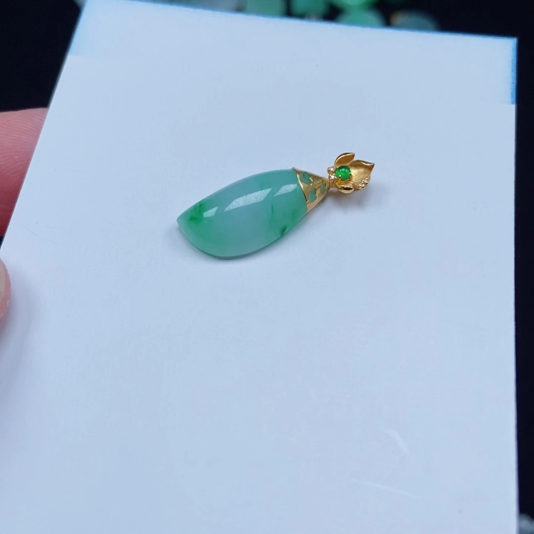翡翠未镶嵌颈饰随形吊坠