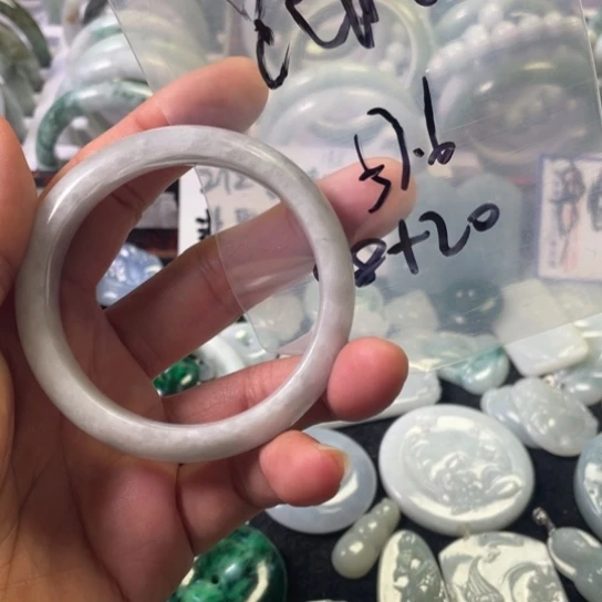 翡翠手镯未镶嵌跑*哥