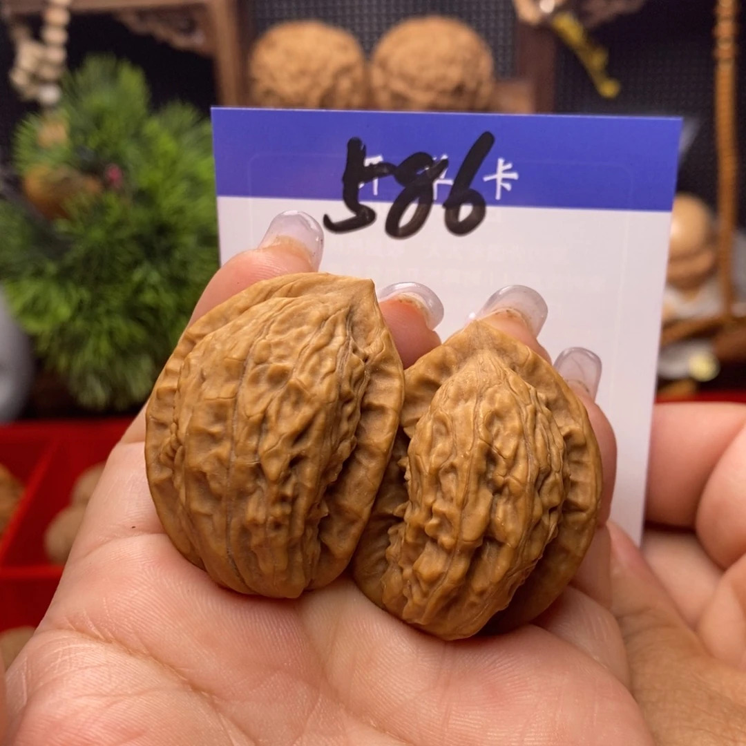 文玩核桃吊坠大红袍。全品半壁。合体57