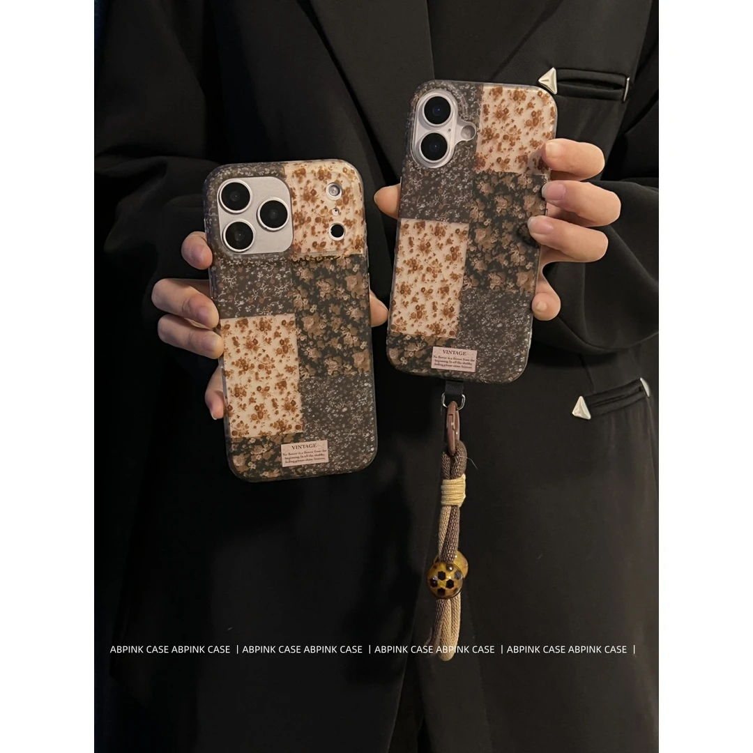 复古法式拼接格纹碎花适用iPhone17ProMax苹果16手机壳15棕珠挂绳