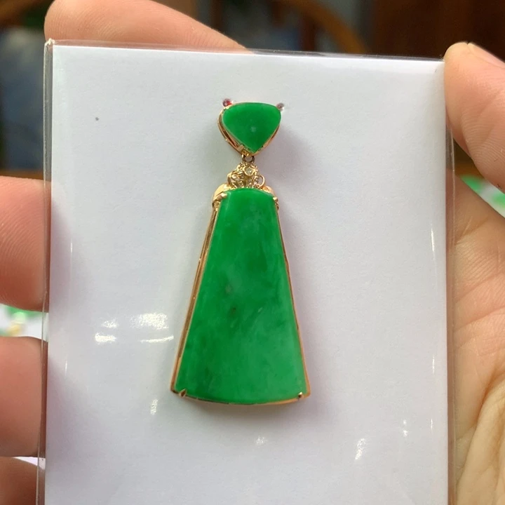 翡翠18K金镶嵌颈饰翡翠吊坠