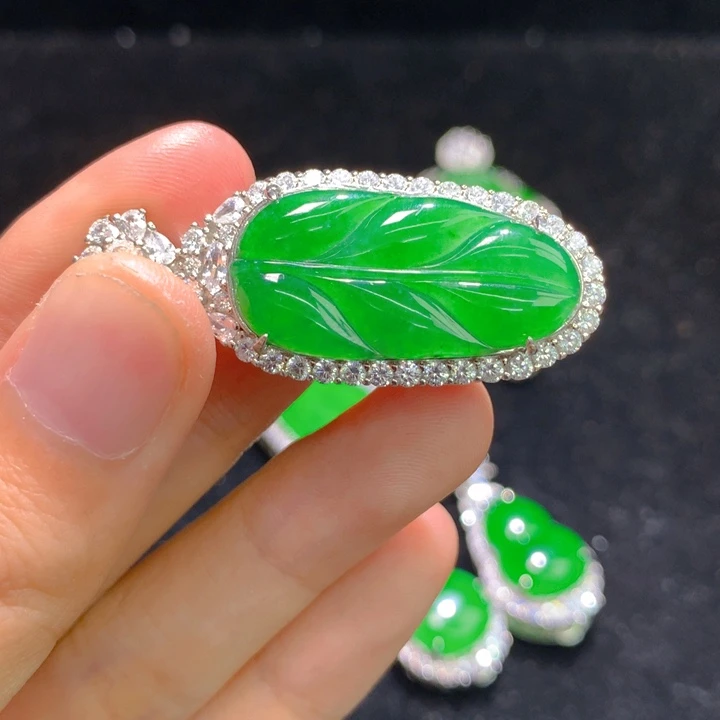 翡翠银S925镶嵌颈饰一个