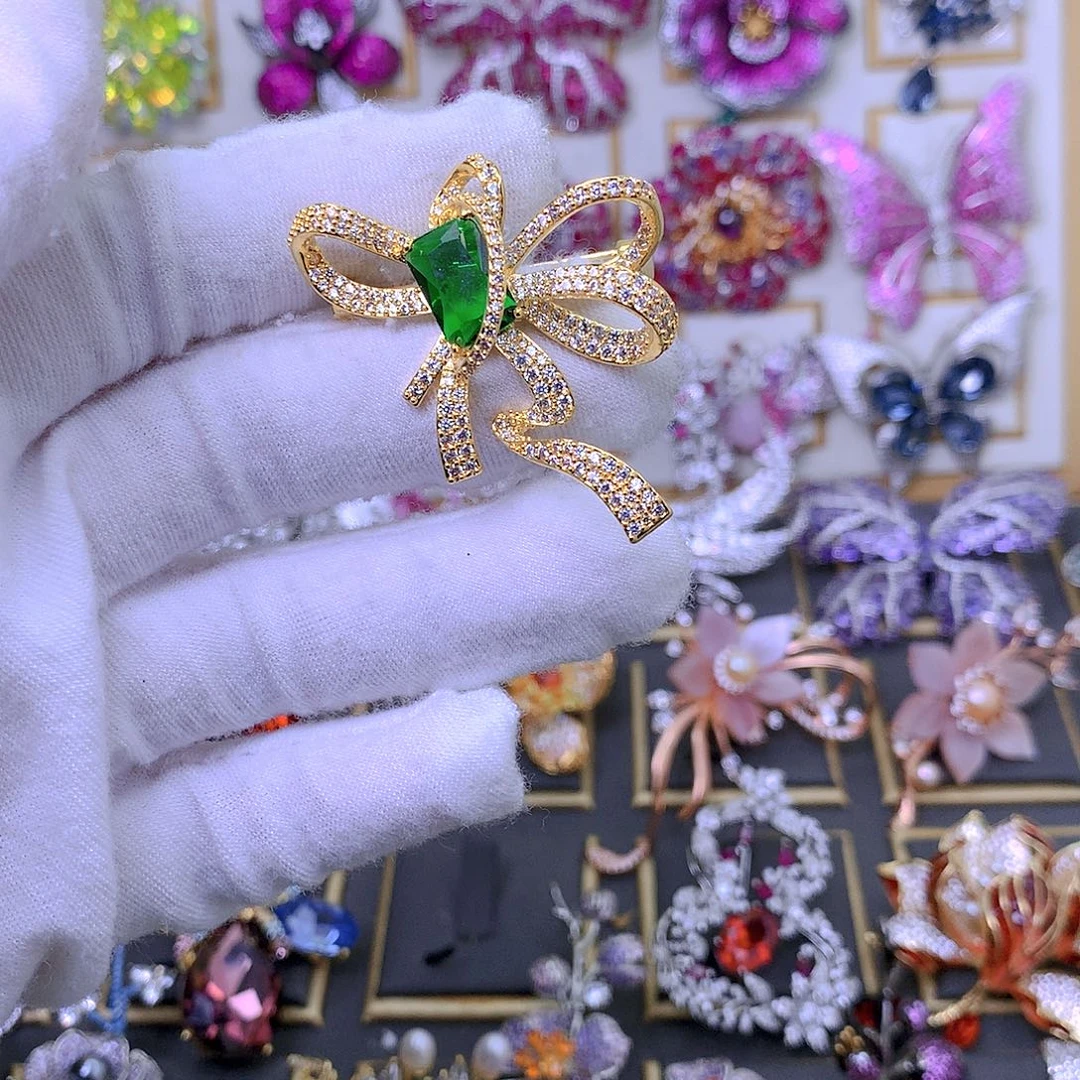 合成立方氧化锆铜胸针