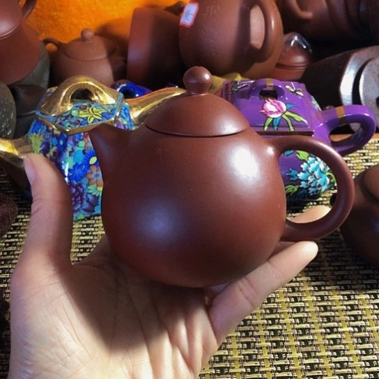 紫砂茶壶原矿泥料手工制作的紫砂壶。