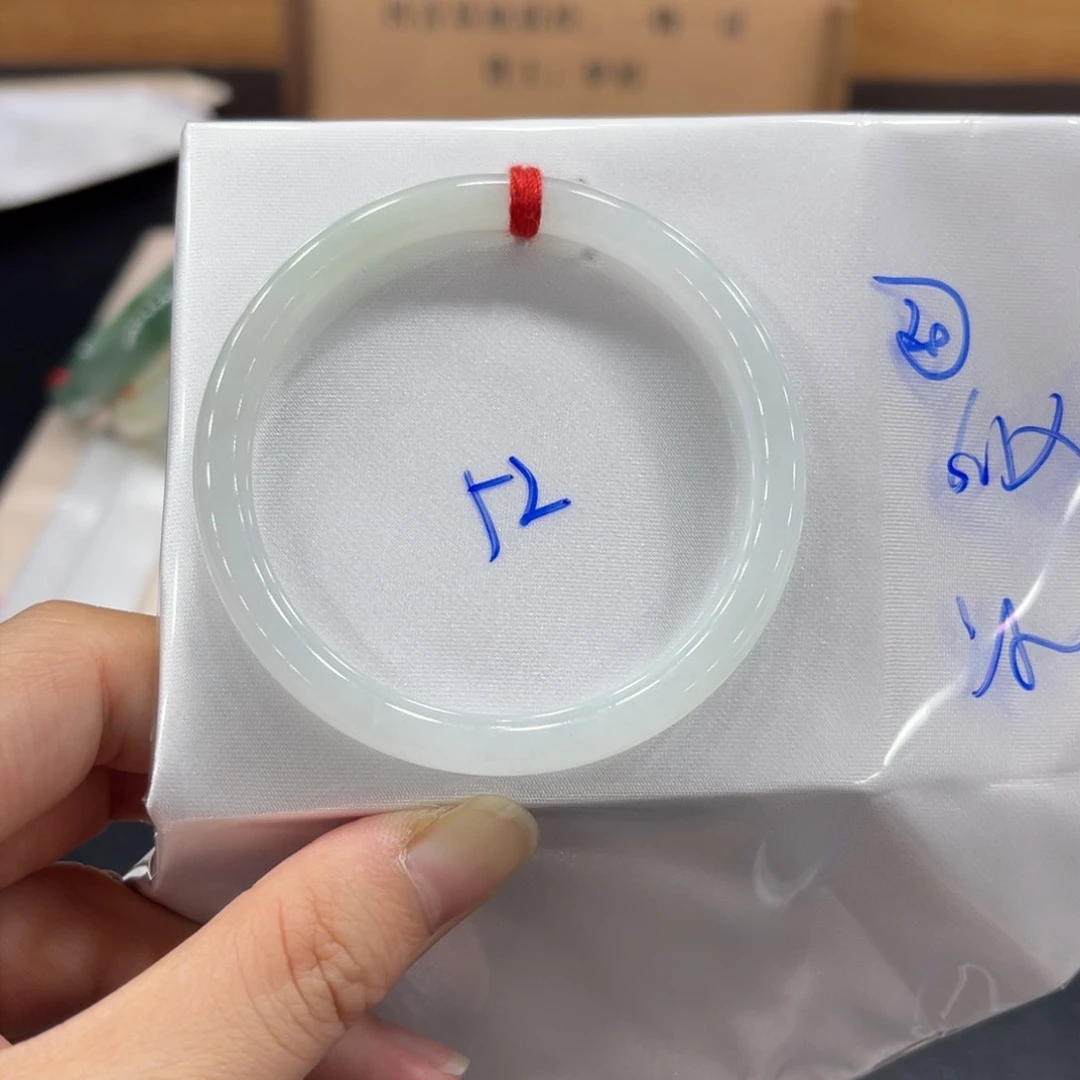 翡翠手镯未镶嵌翡翠