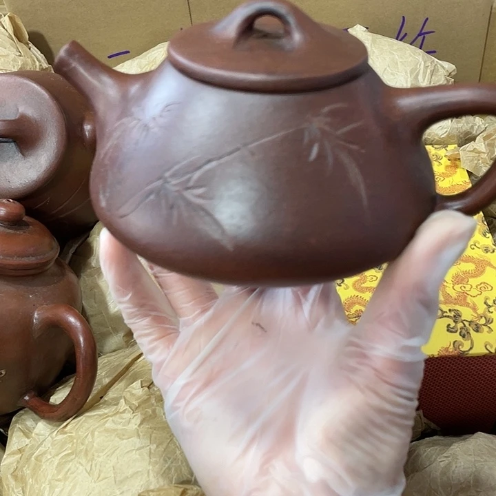 茶壶紫砂原矿泥料，手工制作，一把紫砂壶。