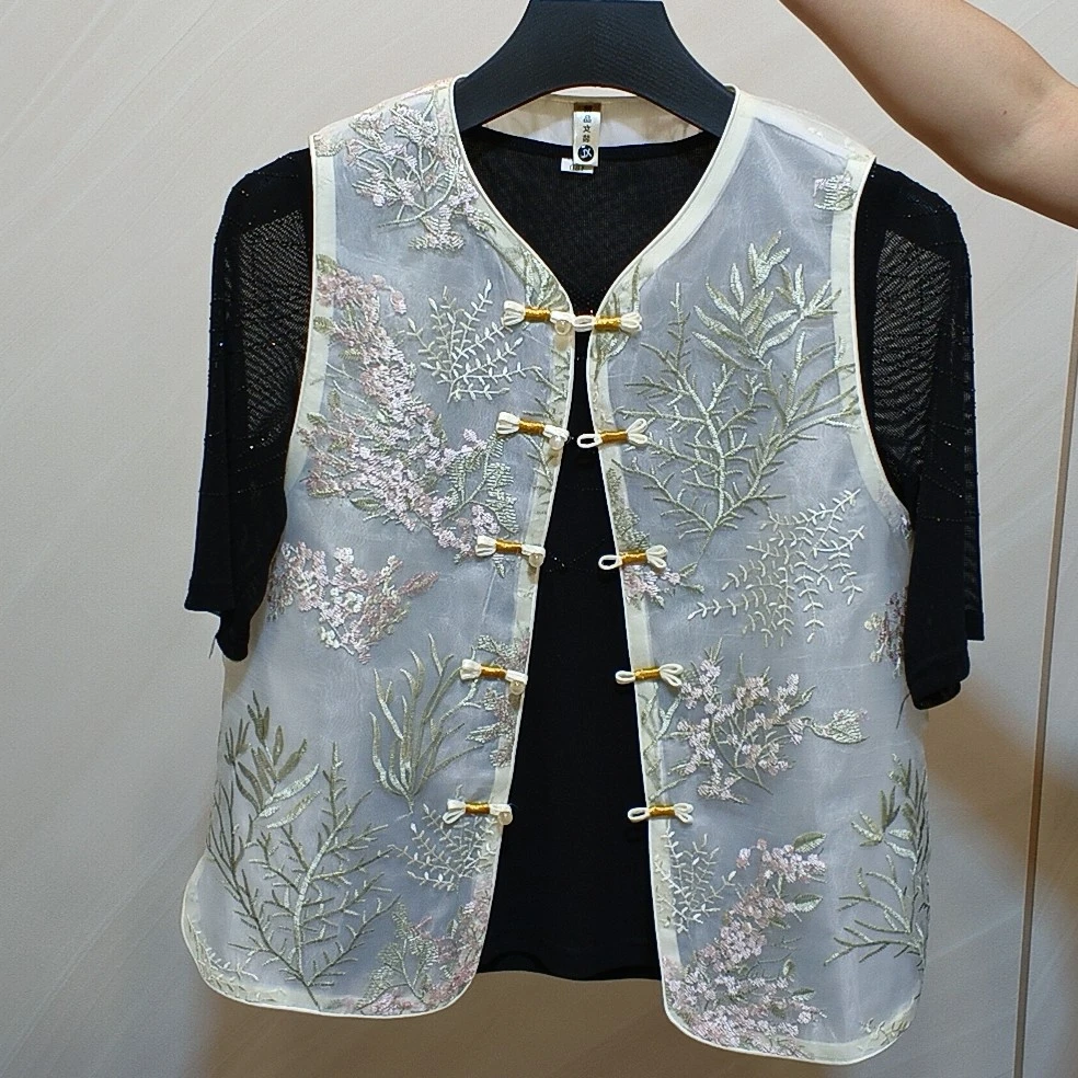 白色欧根纱刺绣国风马甲