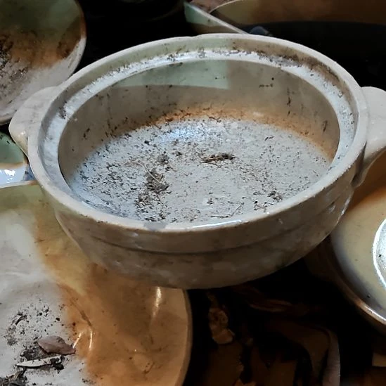 在***上摆件陶瓷盘子碗啥都有