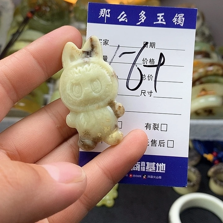 蛇纹石玉未镶嵌颈饰美*