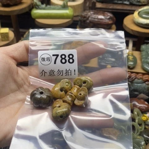 未镶嵌岫岩河磨玉（透闪石质玉）把件青**?