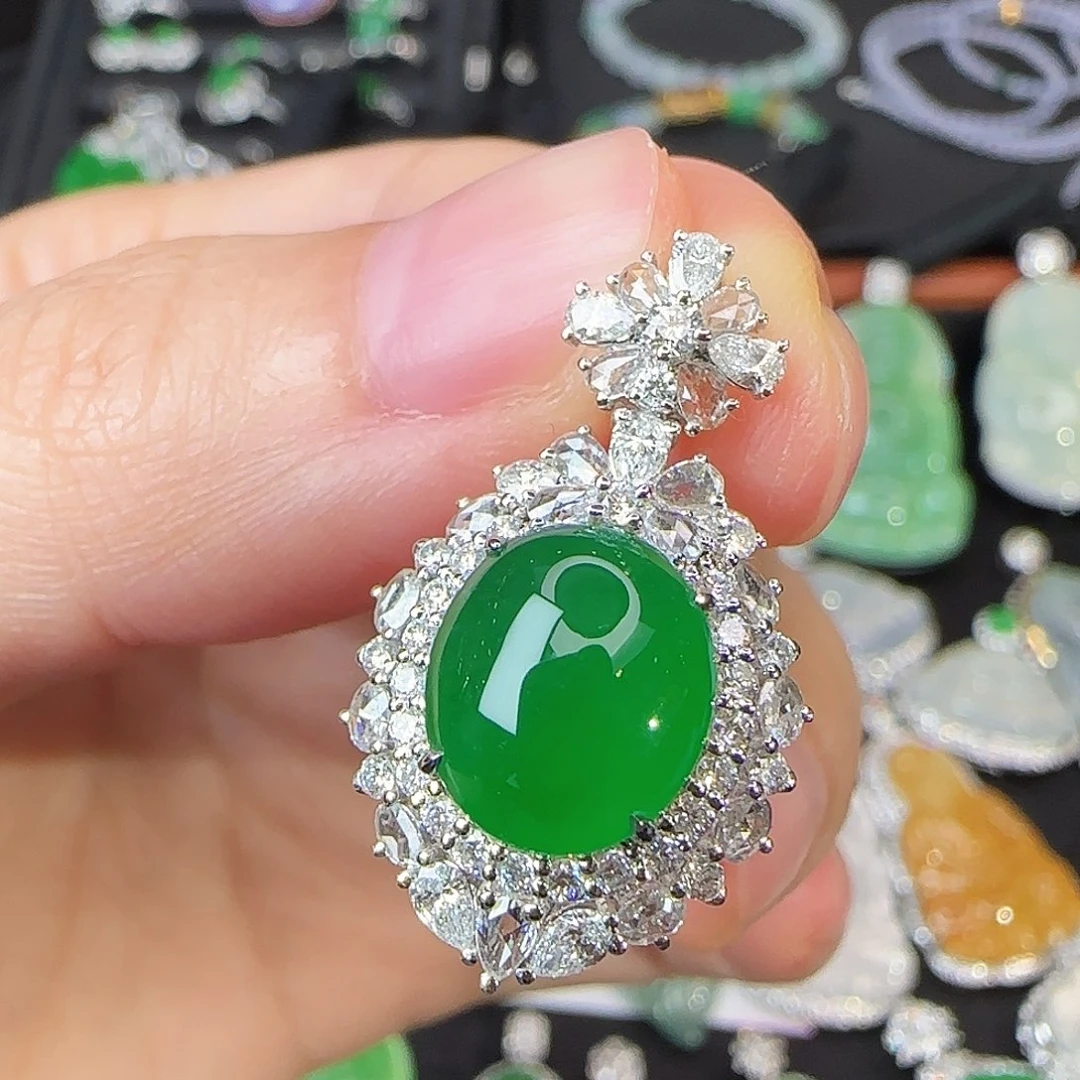 翡翠18K金镶嵌颈饰冰种辣阳绿蛋面吊坠