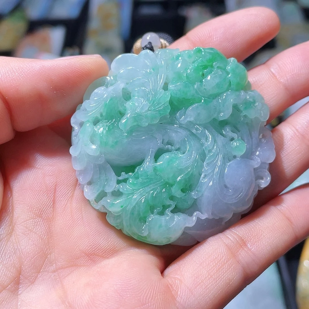 翡翠未镶嵌颈饰一个
