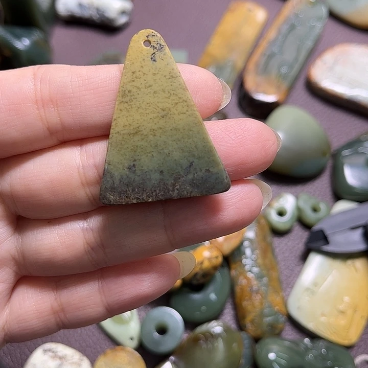 岫岩河磨玉（透闪石质玉）未镶嵌耳饰谜