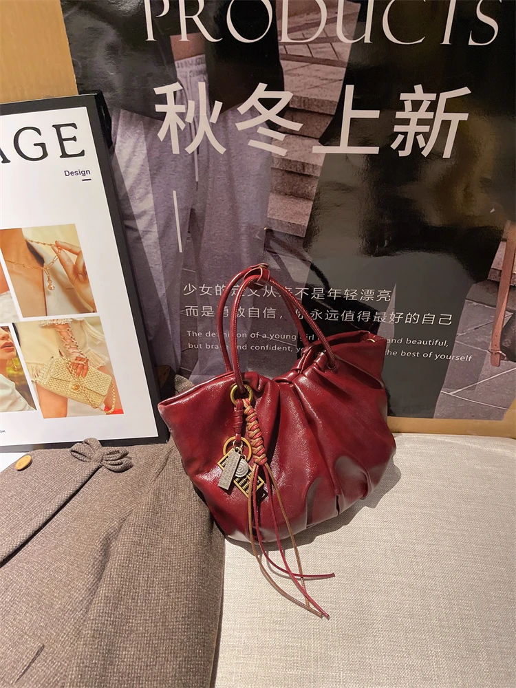 红色斜跨饺子包2025新款褶皱云朵手提包复古红色新娘结婚斜挎包