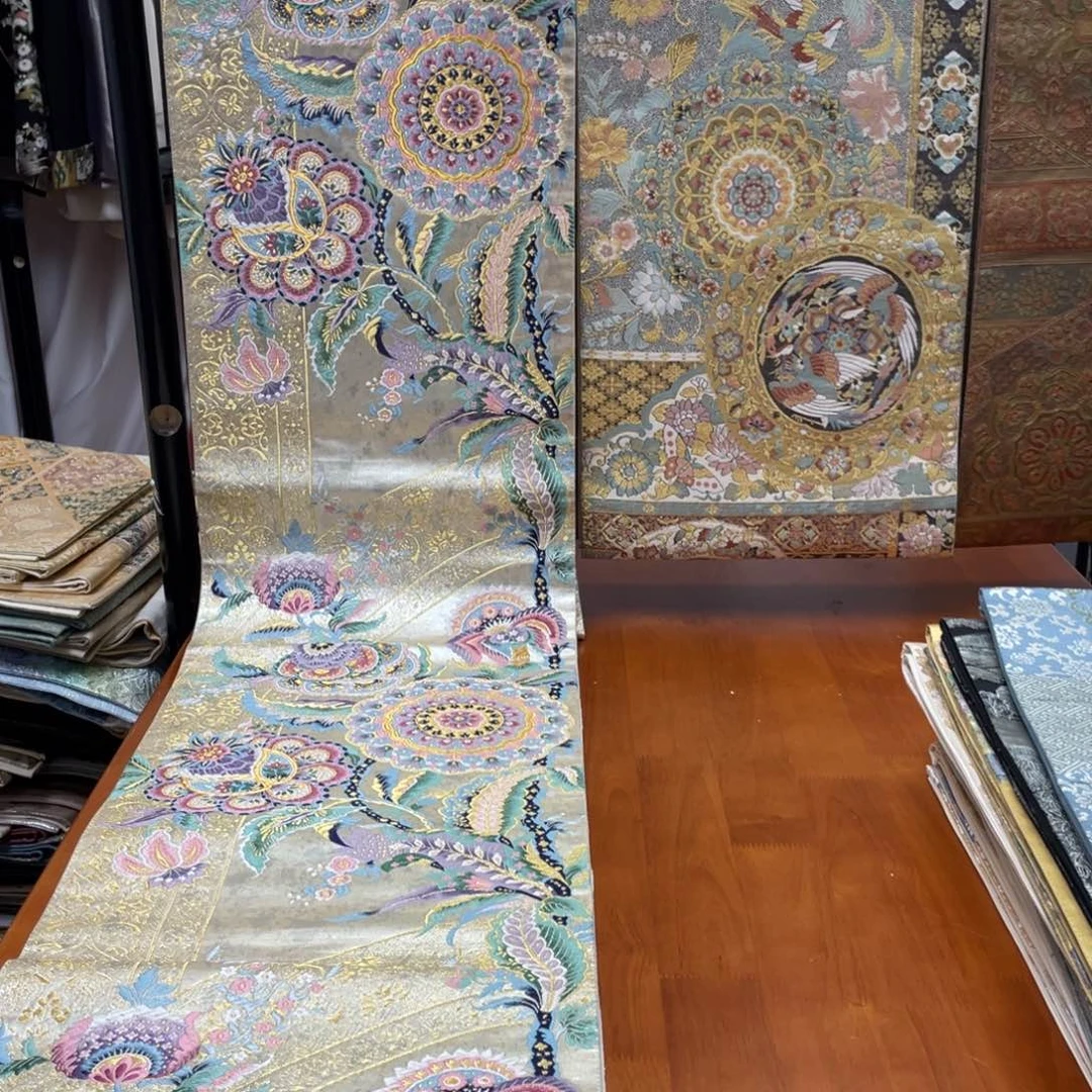 织绣引箔唐草花绍紦