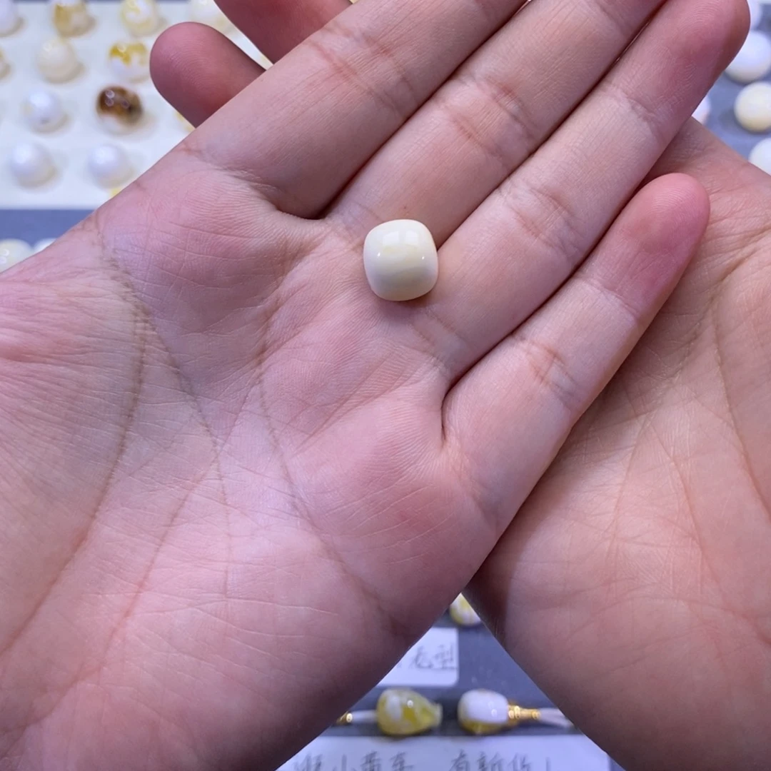 祺***锵未镶嵌琥珀珠宝奇石