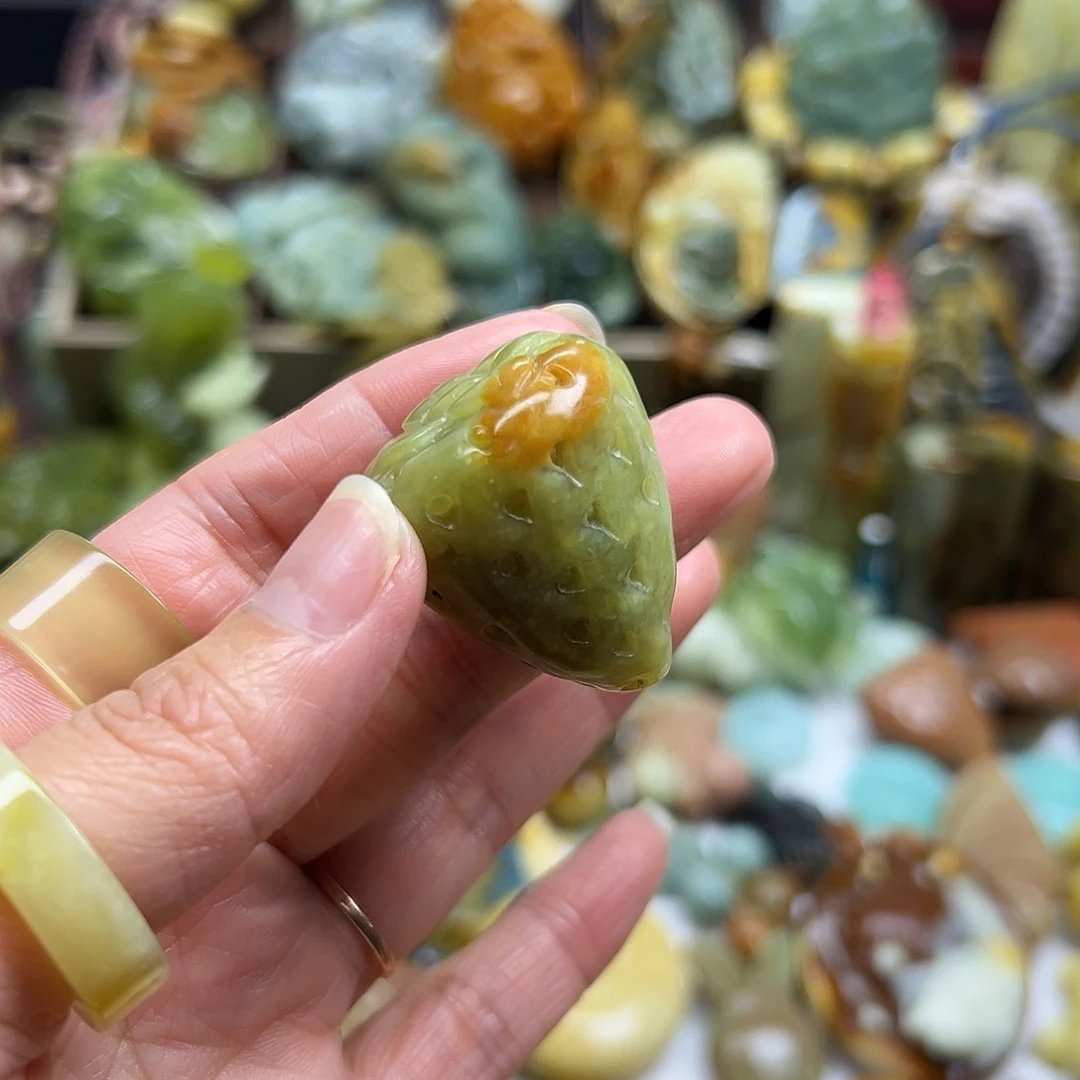 岫玉未镶嵌颈饰辽阳料草莓 有点瑕