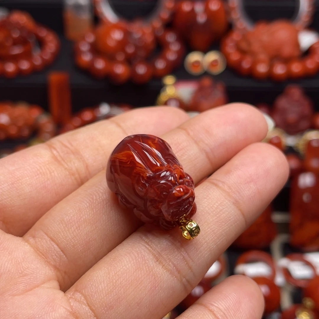 南红玛瑙18K金镶嵌珠宝奇石貔貅吊坠