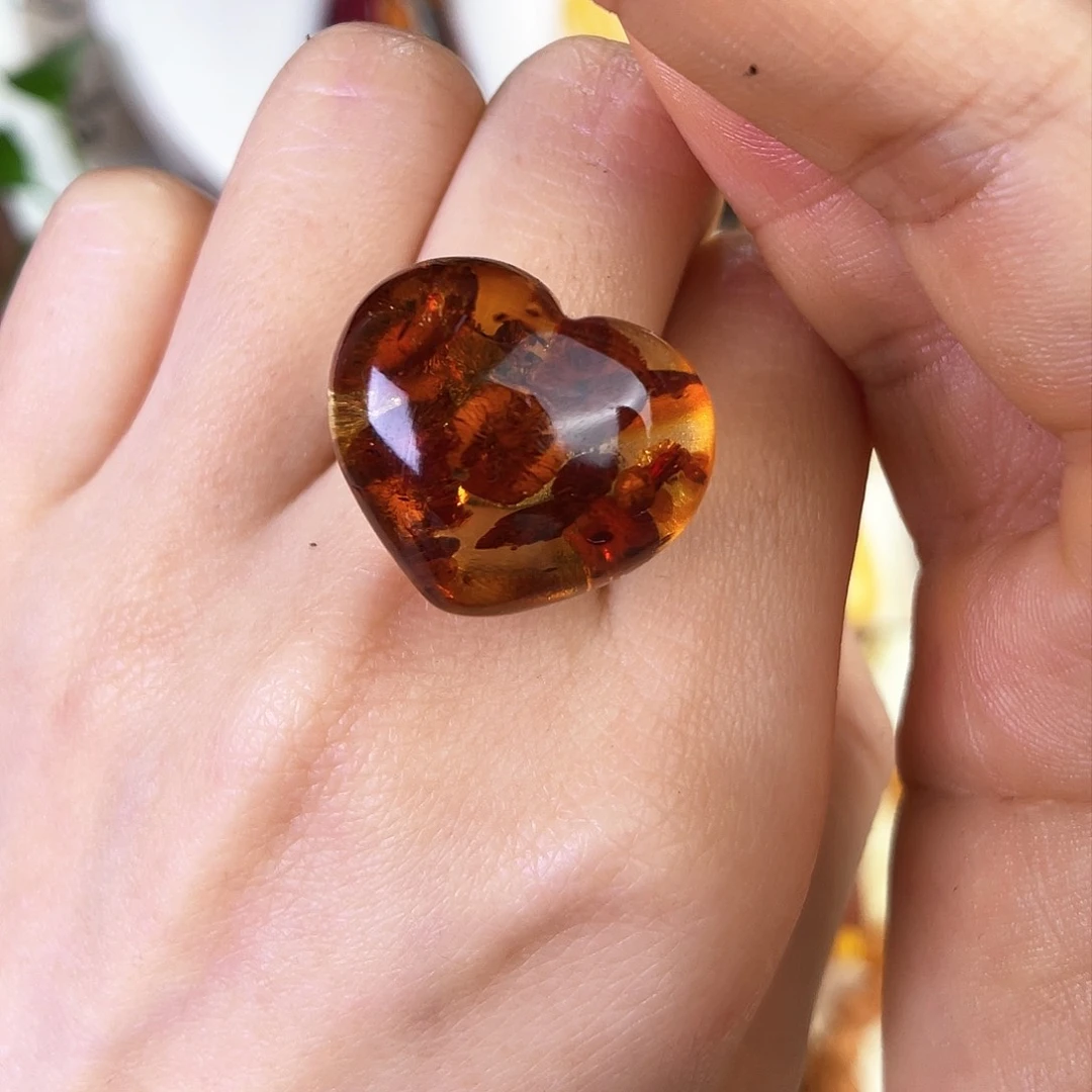 琥珀珠宝奇石未镶嵌。