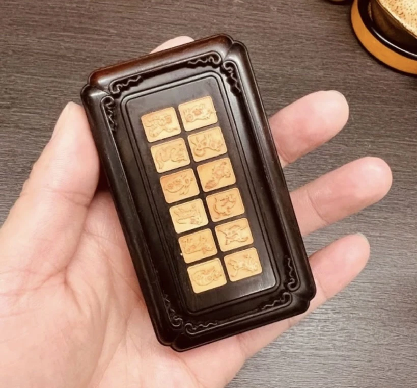 张圣林老红木十二生肖古窗设计黄蛉盒林藏落款8.8*5*2.1