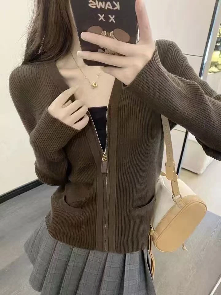 24262 UF秋冬不褪色上衣修身型女长袖V领洋气薄款时尚毛衣