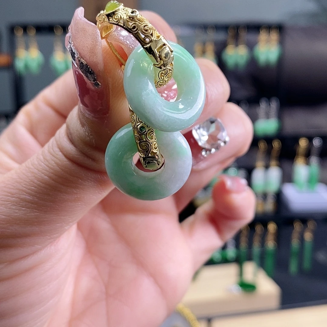 翡翠耳饰未镶嵌翡翠