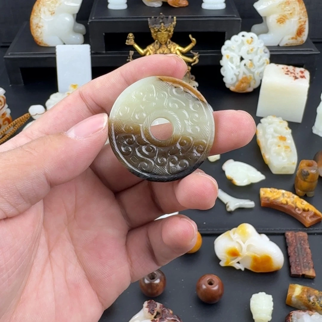 和田玉（糖玉）颈饰未镶嵌遇***草