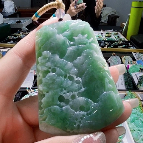 翡翠未镶嵌颈饰一个