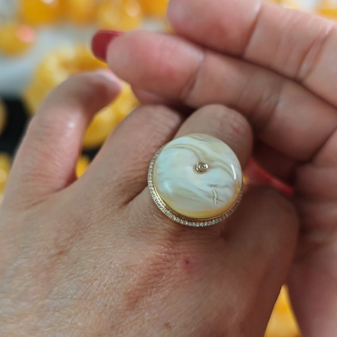 18K金镶嵌蜜蜡戒指