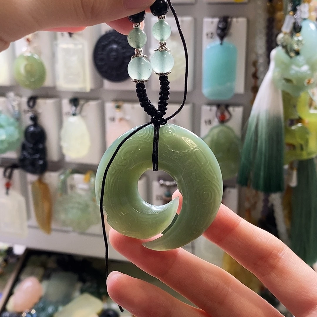 蛇纹石玉未镶嵌颈饰